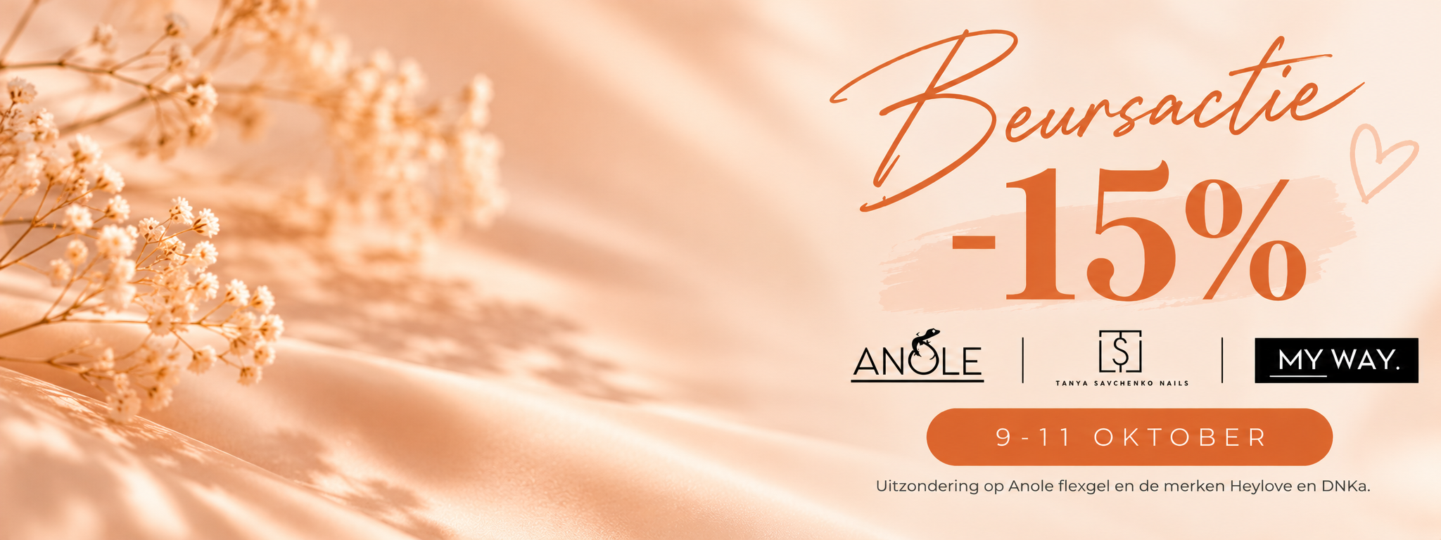 Nude manicure met subtiele goudaccenten